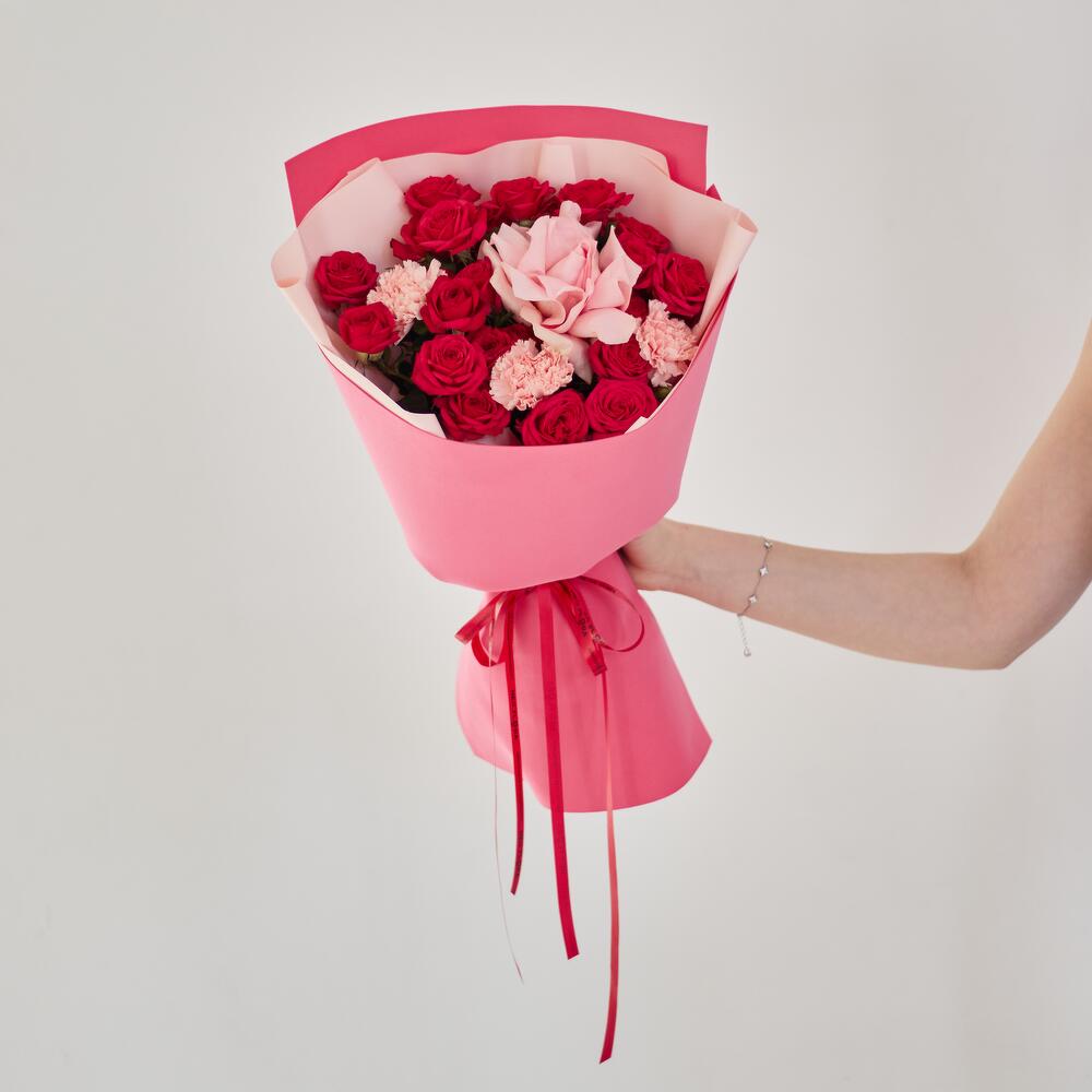 https://content2.flowwow-images.com/data/flowers/1000x1000/30/1738772709_36624130.jpg